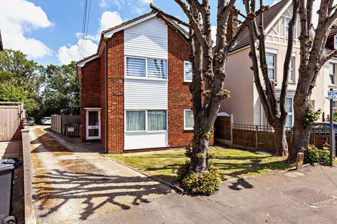Linden Street, Romford, RM7 1 bed flat for sale