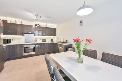 Charmille Avenue, Mill Hill, London, NW9 3 bed flat for sale