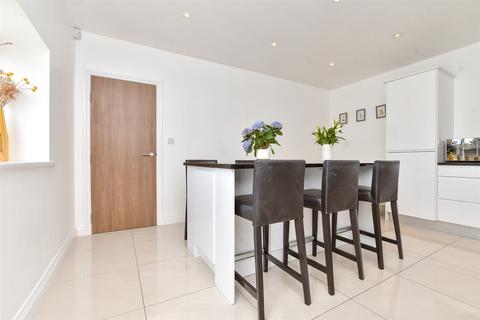 Dale Court, Wallington SM6 2 bed flat for sale