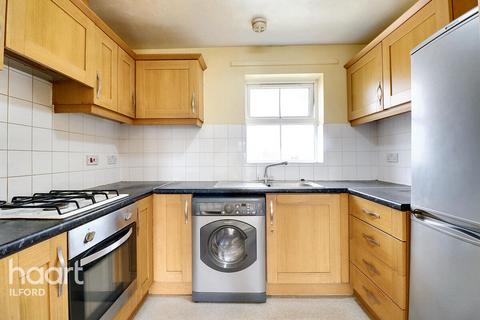 Saunders Close, Ilford 2 bed flat for sale