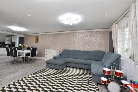 Broomfields Mews, Basildon SS13 3 bed terraced house for sale