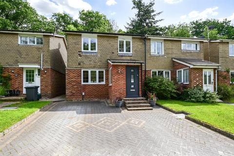 Lea Springs, Hampshire GU51 4 bed semi