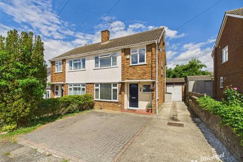 Stirling Avenue, Aylesbury... 3 bed semi