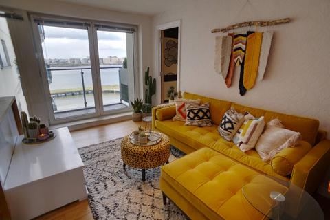 Tideslea Tower, Thamesmead, London, SE28 3 bed flat for sale