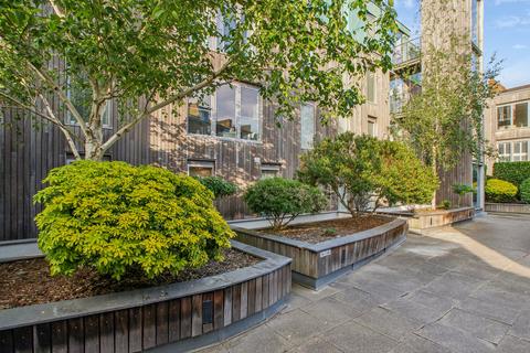 Balham Grove, London, SW12 2 bed flat for sale
