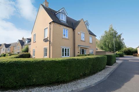 Park Lane, Carterton OX18 5 bed detached house for sale