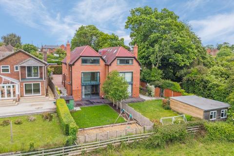Chiltern View Close, Princes... 4 bed semi
