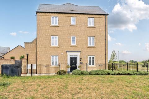 Great Hall Drive, Bury St. Edmunds IP32 4 bed townhouse for sale