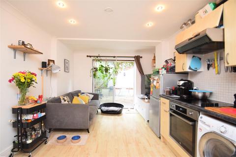 4 Crown Road, St Margarets Village 1 bed apartment for sale