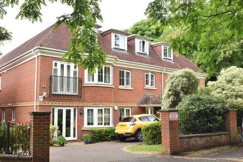 Woburn Hill, Addlestone, KT15 2 bed apartment for sale