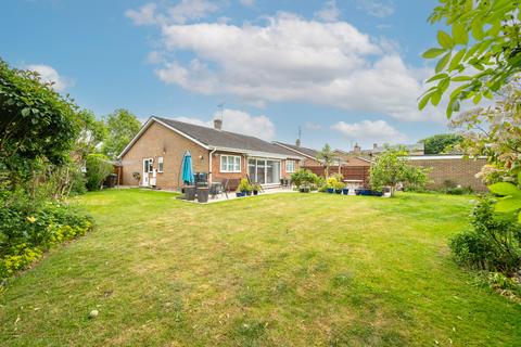 Manor Farm Close, Aylesbury HP22 3 bed detached bungalow for sale