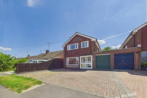Broughton Avenue, Aylesbury 3 bed detached house for sale