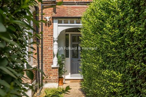 Onslow Gardens, London, N10 2 bed flat for sale