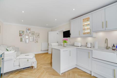 Wells Place, Earlsfield, SW18 2 bed flat for sale