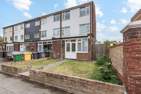 Westgate Bay Avenue, Westgate