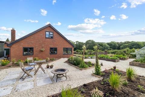 Meadow View, Bromyard, Herefordshire... 3 bed detached house for sale