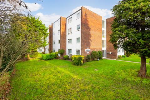 Woodcote Road, Wallington SM6 3 bed apartment for sale
