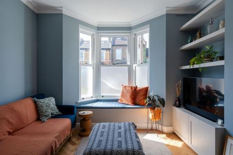 Barclay Road, London E11 2 bed flat for sale