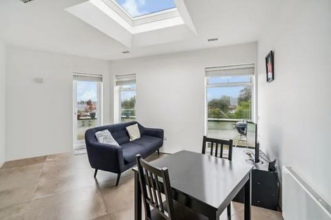 Grosvenor Court, Hale Lane,NW7 1 bed flat for sale