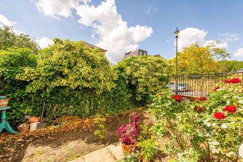 Samuel Gray Gardens, Kingston... 1 bed flat for sale