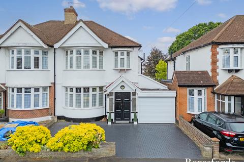 Gaynes Park Road, Upminster, RM14 3 bed semi