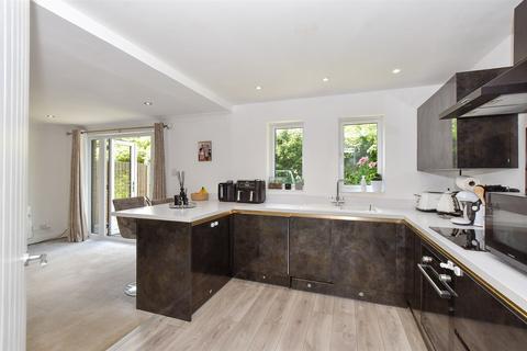 The Gallops, Basildon SS16 2 bed ground floor maisonette for sale