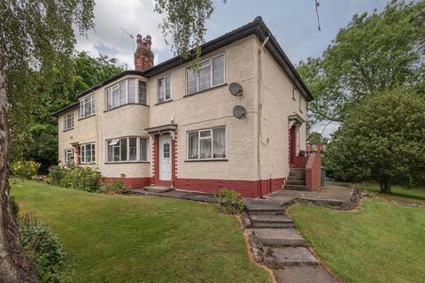 Sandringham Crescent, Leeds LS17 2 bed flat for sale