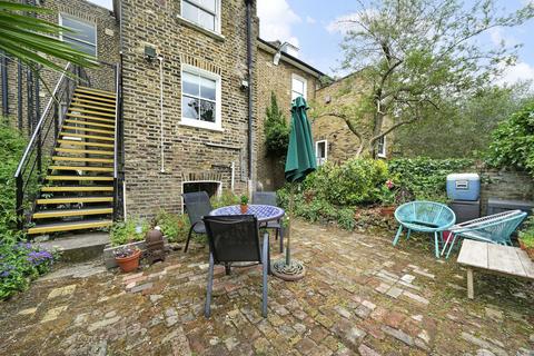 Lordship Road, London 2 bed apartment for sale