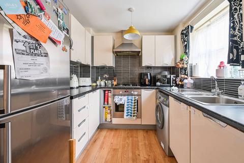 Gilson Place, Muswell Hill, London, N10 2 bed flat for sale