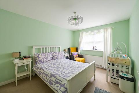 Gilson Place, Muswell Hill, London, N10 2 bed flat for sale