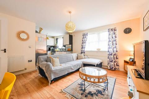 Gilson Place, Muswell Hill, London, N10 2 bed flat for sale