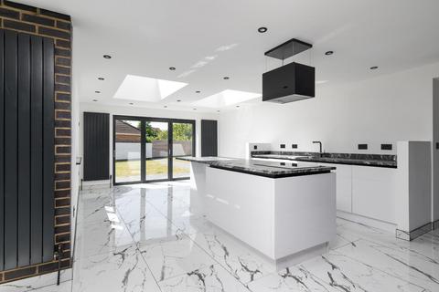 Miles Avenue, Leighton Buzzard 4 bed semi