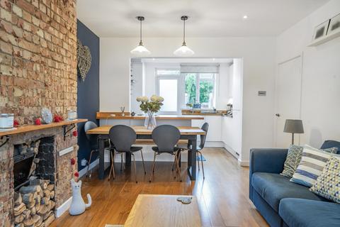 Devereux Road, London, SW11 2 bed flat for sale