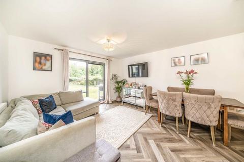 St. Georges Grove, London SW17 2 bed flat for sale