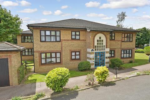 Abbs Cross Gardens, Hornchurch, Essex 2 bed flat for sale