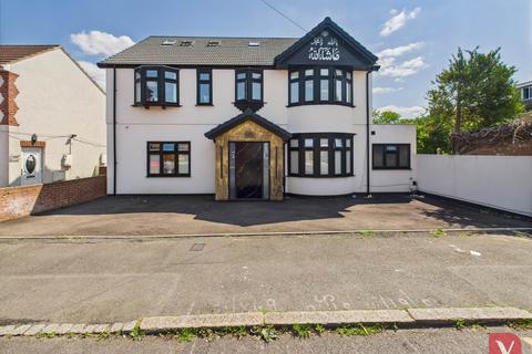 Fountains Road, Luton LU3 5 bed detached house for sale