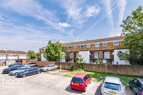 Brammas Close, SLOUGH 3 bed maisonette for sale