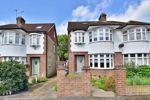 Betoyne Avenue, Chingford, London.... 4 bed semi