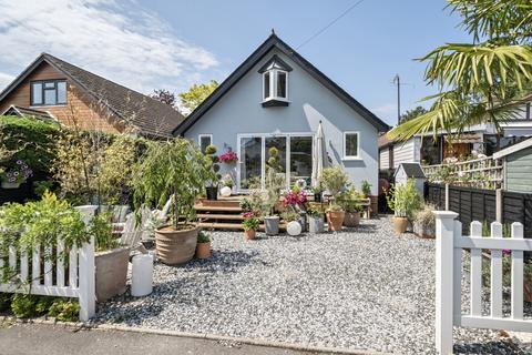 Felix Lane, Shepperton, TW17 2 bed detached house for sale