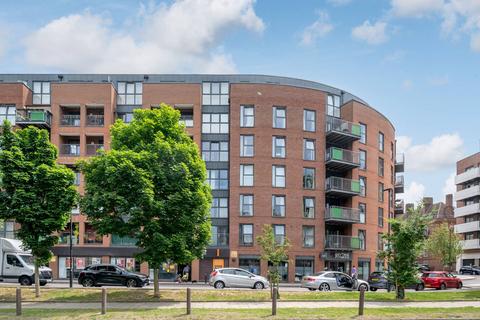 Mullins Place, Clapham Park, London, SW4 3 bed flat for sale