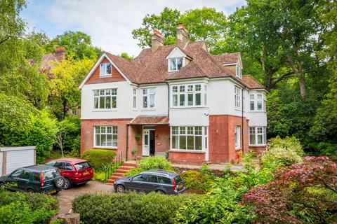 Farnham Lane, Lances Farnham Lane, GU27 2 bed flat for sale