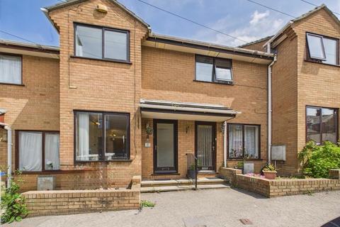 Belvedere Place, Scarborough YO11 2 bed terraced house for sale