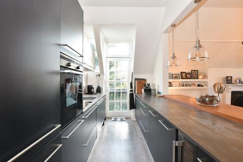 Undercroft, Reigate RH2 2 bed apartment for sale