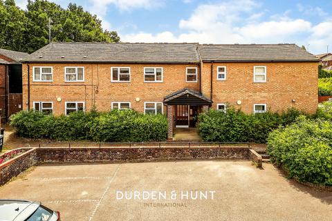 Austen Close, Loughton, IG10 1 bed apartment for sale