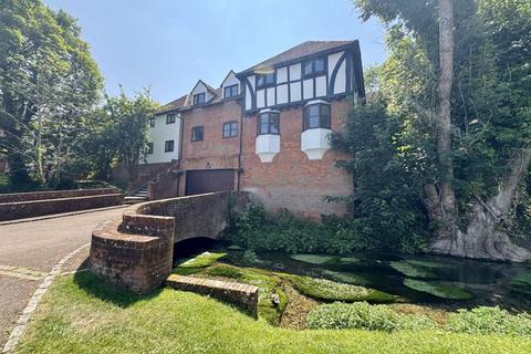 Bassetsbury Lane, High Wycombe HP11 2 bed apartment for sale