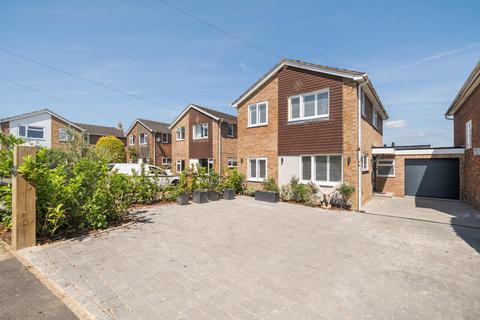 Hillbrow Close, Wood Street Village, GU3 3 bed detached house for sale