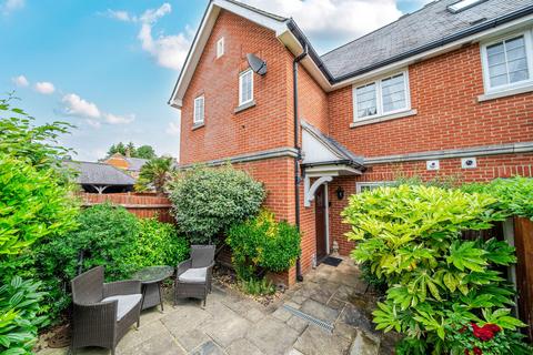 The Village Square, Coulsdon CR5 2 bed terraced house for sale