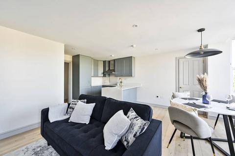 73 Earlsfield Road, London SW18 2 bed flat for sale