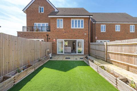 Isabella Walk, Tadworth KT20 3 bed semi