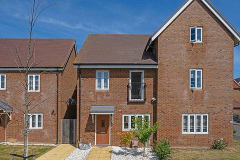 Isabella Walk, Tadworth KT20 3 bed semi